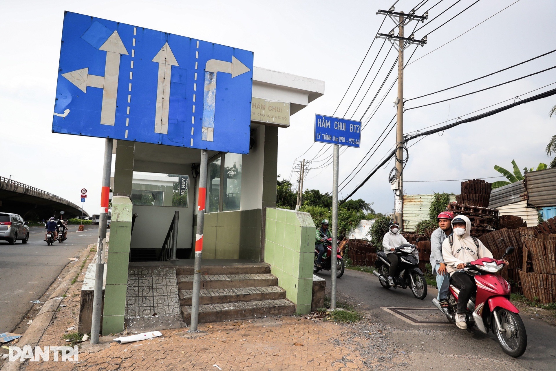 Người dân lạnh gáy khi qua hầm đi bộ tiền tỷ ở TPHCM - 11 Người dân lạnh gáy khi qua hầm đi bộ tiền tỷ ở TPHCM - 11