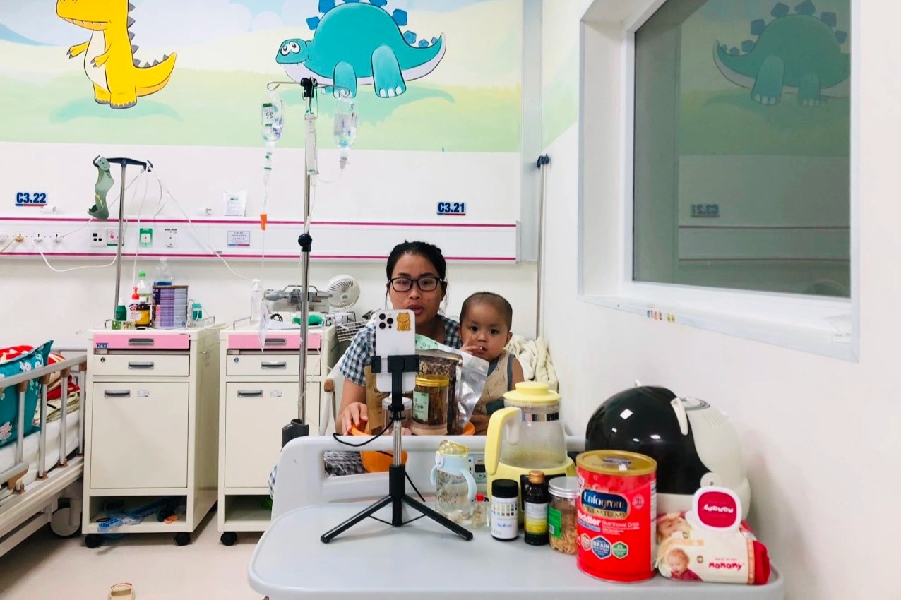 রাতে হাসপাতালে একক মা লাইভস্ট্রিম করেন, সকালে তার সন্তানের সাথে ক্যান্সারের সাথে লড়াই করেন - ২ Mẹ đơn thân đêm livestream ở bệnh viện, sáng cùng con chiến đấu với ung thư - 2