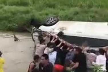 Hàng chục người nhảy xuống mương nâng ô tô giải cứu người mắc kẹt