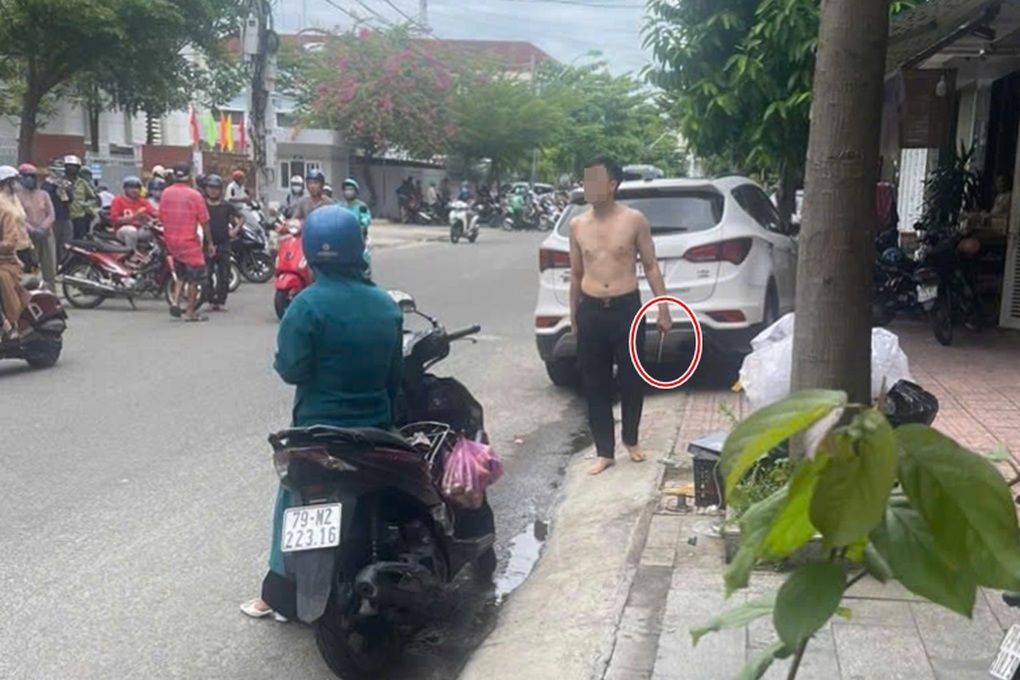 Người đàn ông lao vào đánh đấm túi bụi trước cổng trường vì chỗ đỗ ô tô - 2