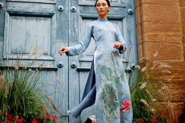 Ngắm áo dài Việt “tỏa sáng” trên đất Pháp