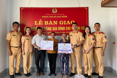 Mẹ đơn thân bật khóc nhận nhà mới: "Có nằm mơ tôi cũng không dám nghĩ tới"