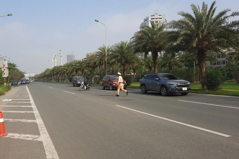 Hàng loạt xe máy quay đầu khi thấy bóng CSGT trên Đại lộ Thăng Long - 4 Hàng loạt xe máy quay đầu khi thấy bóng CSGT trên Đại lộ Thăng Long - 4