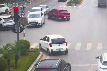 Cục CSGT lên tiếng về tranh luận "ô tô quay đầu ở vạch đi bộ sang đường"