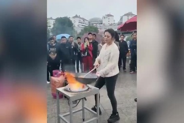 Clip: Phát sốt với cô gái xào mì theo điệu “Gangnam Style”