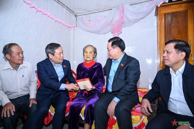 Chủ tịch Quốc hội Vương Đình Huệ thăm hỏi, tặng quà hai Bà mẹ Việt Nam anh hùng tại Quảng Bình. Nguồn: QĐND