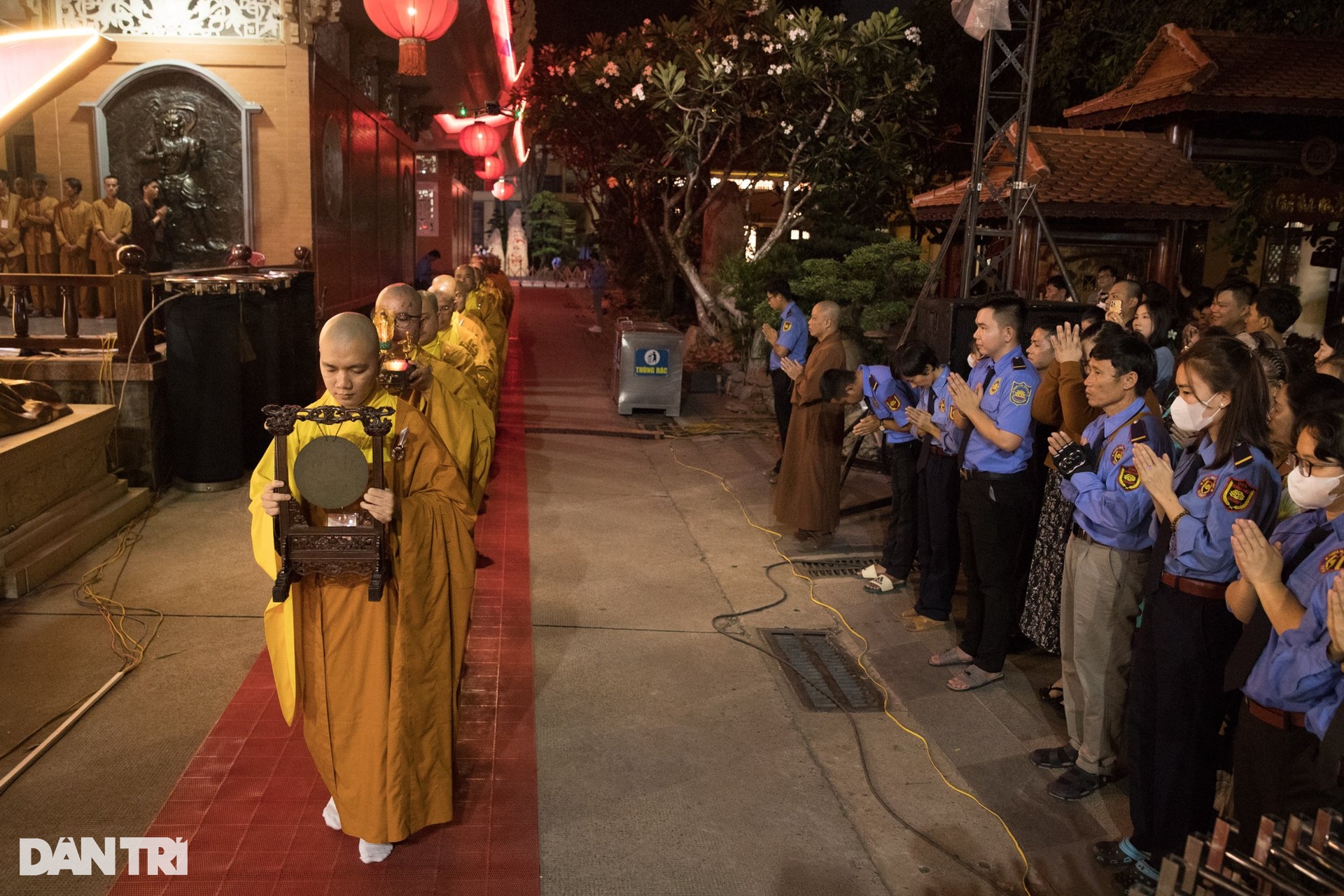 Hàng ngàn ngọn hoa đăng lung linh tại đại lễ kỷ niệm Đức Phật A Di Đà - 4 Hàng ngàn ngọn hoa đăng lung linh tại đại lễ kỷ niệm Đức Phật A Di Đà - 4