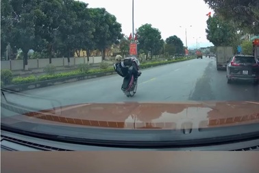 Hai "quái xế" hút cỏ Mỹ trước khi bốc đầu xe trên quốc lộ