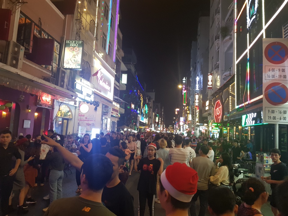 Những em bé đáng yêu trong đêm Giáng sinh trên phố Tây Sài Gòn - 15 Những em bé đáng yêu trong đêm Giáng sinh trên phố Tây Sài Gòn - 15