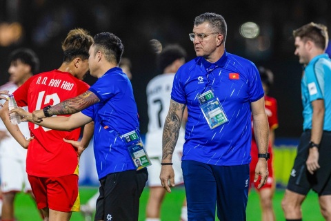 Báo Đông Nam Á so sánh HLV Roland với đồng nghiệp Kim Sang Sik