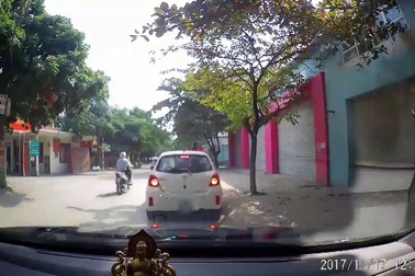 Tài xế mở cửa xe bất cẩn khiến cô gái đi xe đạp ngã xuống đường