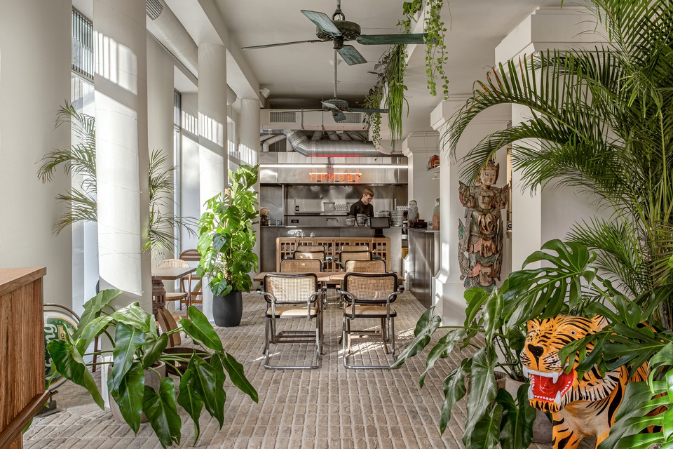 Quán cà phê ẩn chứa kho tàng đồ cổ độc lạ của nhiều quốc gia - 7 Quán cà phê ẩn chứa kho tàng đồ cổ độc lạ của nhiều quốc gia - 7