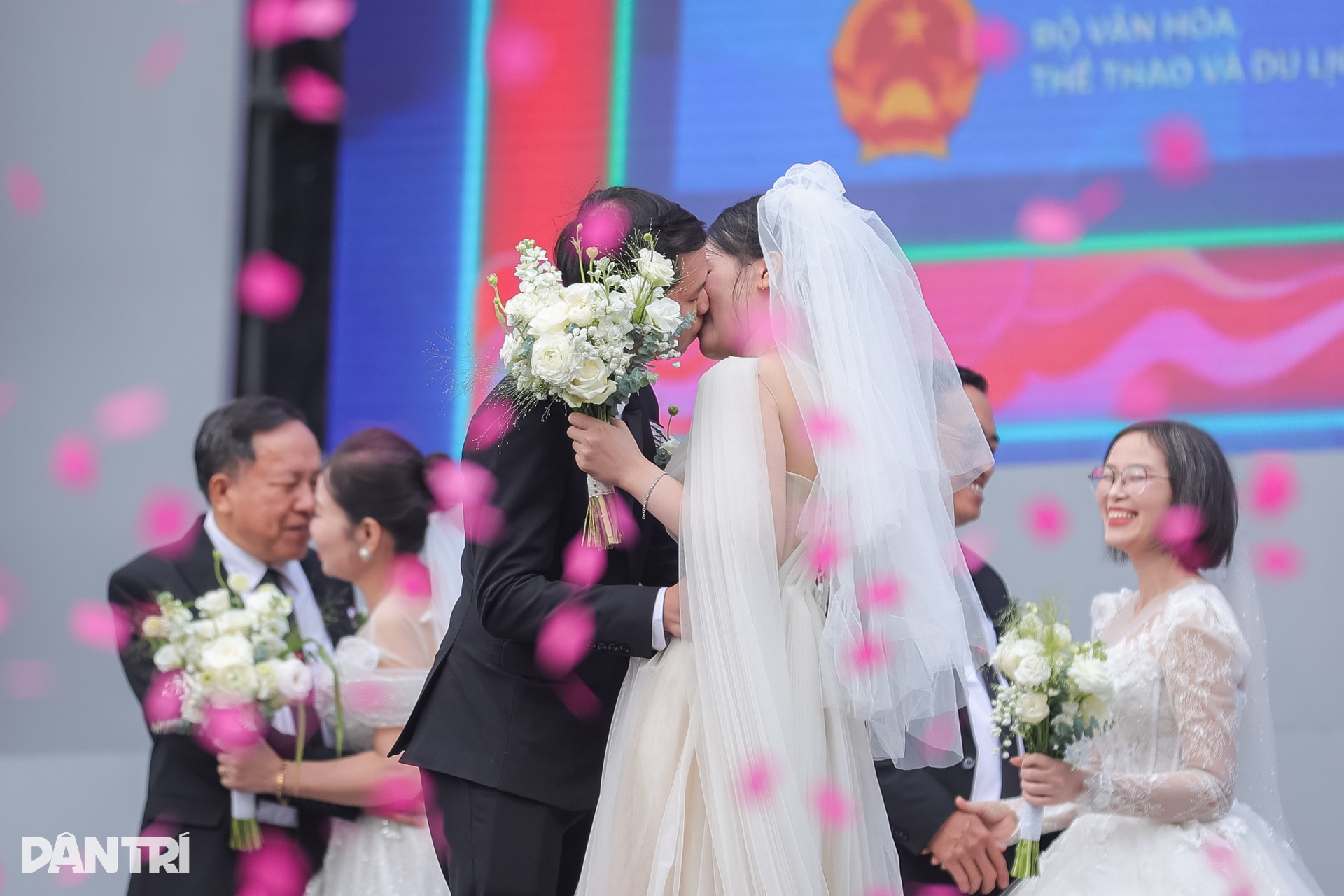 NSND Xuân Bắc làm chủ hôn cho 80 cặp đôi cưới chung ở phố đi bộ Hồ Gươm - 5 NSND Xuân Bắc làm chủ hôn cho 80 cặp đôi cưới chung ở phố đi bộ Hồ Gươm - 5