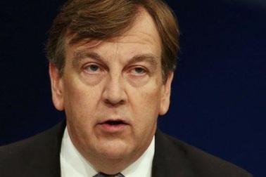 Bộ trưởng Văn hóa Anh thừa nhận từng quan hệ với gái mại dâm