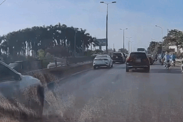 Nhập làn bất cẩn, chiếc SUV tiền tỷ bị xe phía sau húc đuôi