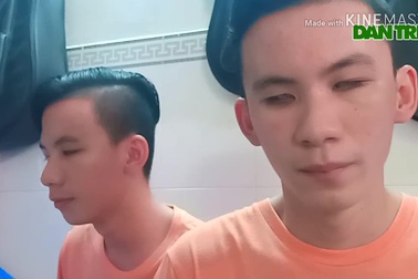 Người cậu nghèo bán vé số nuôi hai cháu mù lòa