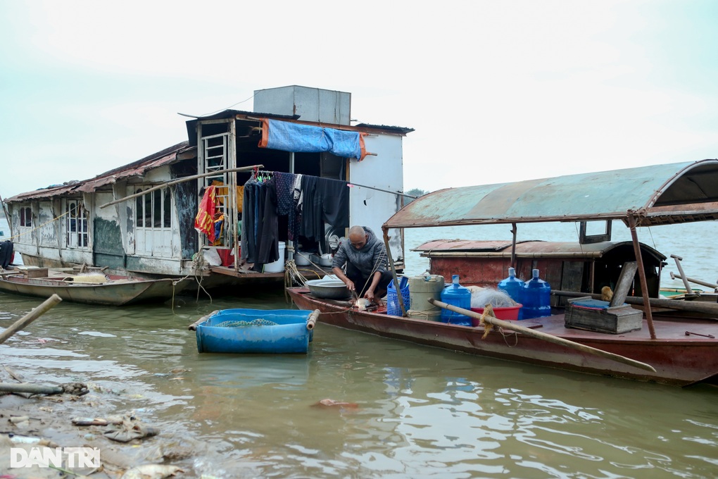 Những phận người sống dưới sông mong ước được một lần ăn Tết trên bờ - 5 Những phận người sống dưới sông mong ước được một lần ăn Tết trên bờ - 5