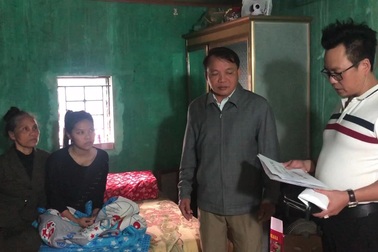 PV Dân trí trao quà bạn đọc tới bà Thanh.