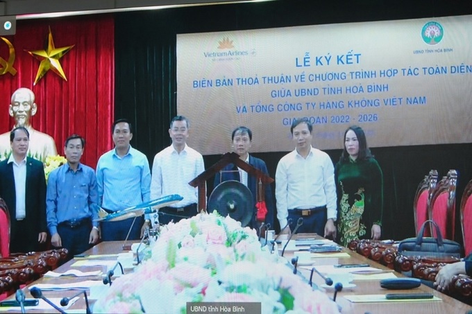 Lãnh đạo UBND tỉnh Hòa Bình tại Lễ ký kết