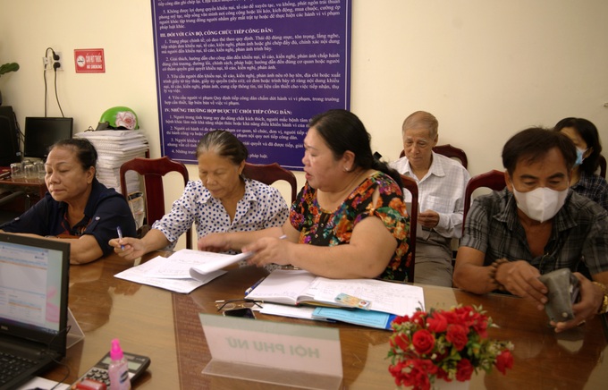 Bà Nguyễn Thị Đà ký hồ sơ nhận 40 triệu đồng vốn vay giải quyết việc làm