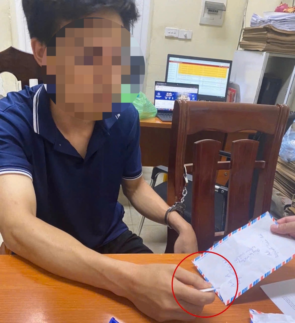 Bị CSGT kiểm tra, nam thanh niên vội vứt xe máy, lộ gói ma túy - 1 Bị CSGT kiểm tra, nam thanh niên vội vứt xe máy, lộ gói ma túy