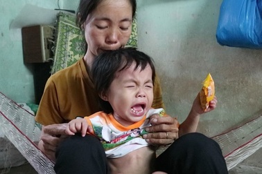 Nhói lòng bé 2 tuổi khóc trắng đêm vì mắc bệnh tim bẩm sinh