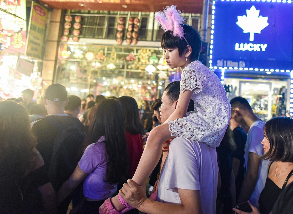 Trung thu: Người lớn chen vã mồ hôi, trẻ em mếu máo vì kẹt giữa biển người - 12