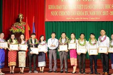 Trao bằng tốt nghiệp tiếng Việt cho 100 lưu học sinh Lào