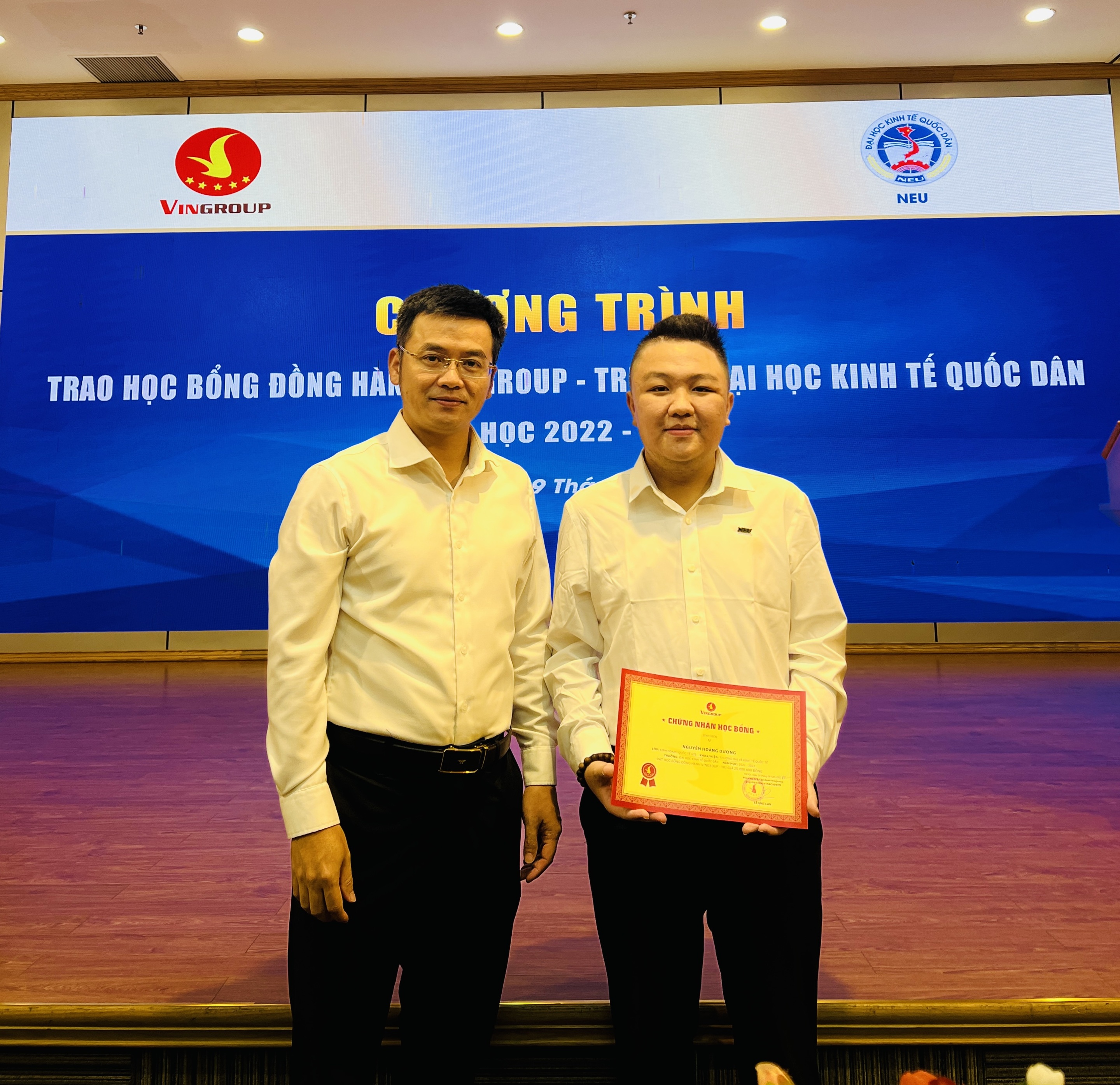 Thủ khoa điểm cao hiếm hoi trong lịch sử Trường Đại học Kinh tế Quốc dân - 2 Thủ khoa điểm cao hiếm hoi trong lịch sử Trường Đại học Kinh tế Quốc dân - 2