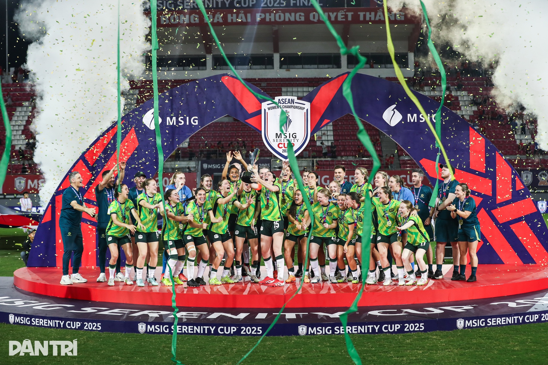 Nữ cầu thủ Myanmar được đồng đội cõng lên nhận giải vì chấn thương - 7 Nữ cầu thủ Myanmar được đồng đội cõng lên nhận giải vì chấn thương - 7