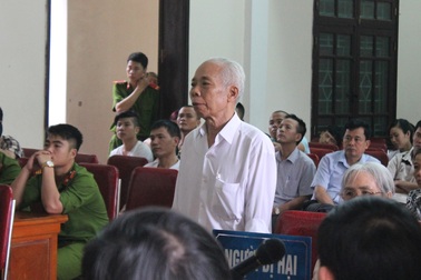 Yêu cầu thay chủ tọa phiên tòa vì cho rằng con mình bị "vu khống"