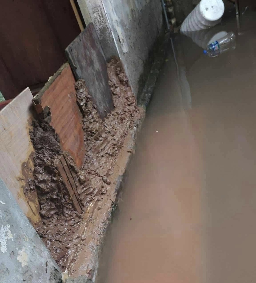 Người Hà Nội trát bùn làm tường ngăn nước vào nhà như trận lụt lịch sử 2008 - 1 Người Hà Nội trát bùn làm tường ngăn nước vào nhà như trận lụt lịch sử 2008 - 1