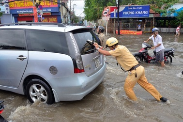 Công an xắn quần lội nước đẩy xe chết máy