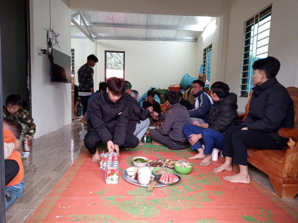 Người dân khu tái định cư Làng Nủ tất bật gói bánh chưng đón Tết - 5 Người dân khu tái định cư Làng Nủ tất bật gói bánh chưng đón Tết - 5