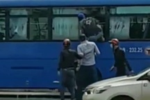 Khởi tố bị can, truy nã các đối tượng trong vụ đập phá xe buýt ở Sài Gòn