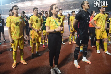 Người đàn bà thép Thái Lan rơi lệ, đau đớn xin lỗi người hâm mộ