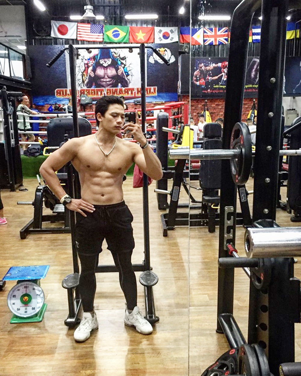 Nam sinh sở hữu cơ bụng 8 múi, gương mặt chuẩn soái ca - 3