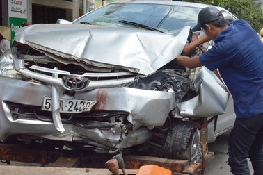 Ô tô lao vào tiệm sửa xe máy, tông chết nam nhân viên