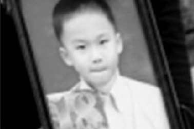 Bé trai bị bố đánh chết và bom "khủng" nằm chờ 7 tháng