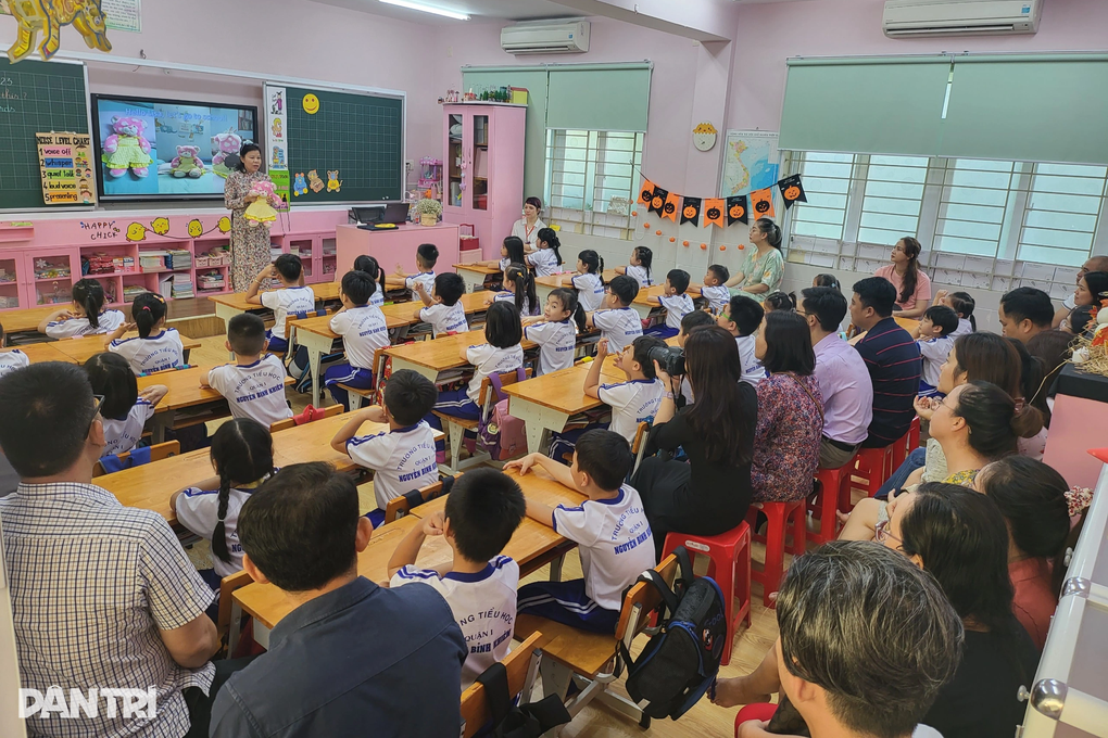 Phụ huynh trút gánh nặng khi cùng con học liên kết, ăn bán trú tại trường - 2 Phụ huynh trút gánh nặng khi cùng con học liên kết, ăn bán trú tại trường - 2