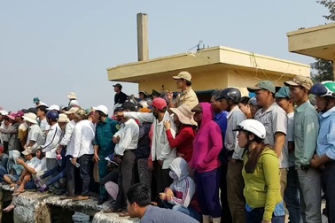 Ngư dân đua thuyền chào mừng lễ ra quân 2017