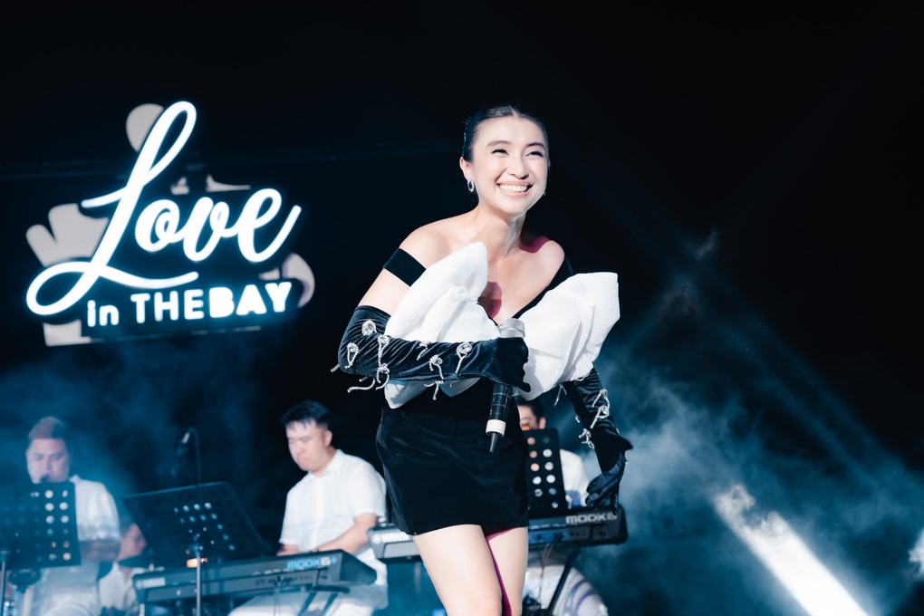 Lam Trường được khán giả nữ lau mồ hôi trên sân khấu - 2 Lam Trường được khán giả nữ lau mồ hôi trên sân khấu - 2