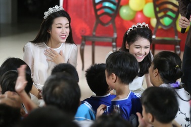 Hoa hậu Mỹ Linh, Á hậu Thuỳ Dung hoá chị Hằng “vui hội trăng rằm”