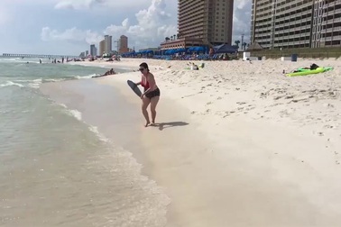 “Chết cười” với những tai nạn hài hước trên bãi biển