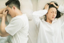 Đêm tân hôn, vợ chồng tôi ôm nhau khóc vì bọc giấy giấu trong mớ rau