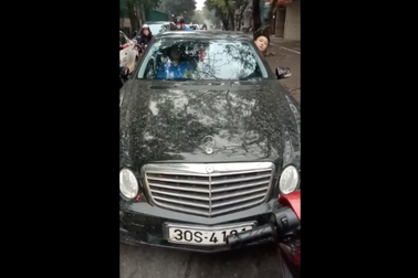 Xe máy quyết không nhường, đẩy lùi Mercedes cố tình đi trái đường