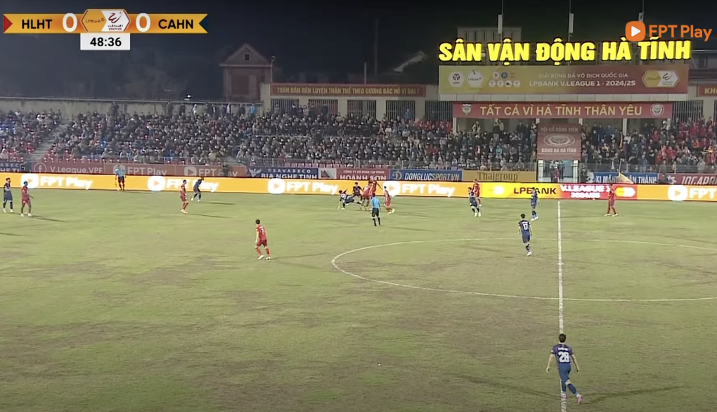 Hình ảnh mặt sân Hà Tĩnh xơ xác lên báo nước ngoài - 2