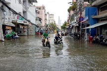 TPHCM ngập khắp nơi do triều cường dâng cao