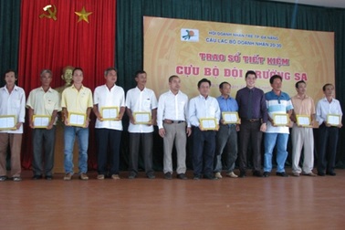 Trao sổ tiết kiệm cho cựu binh Trường Sa