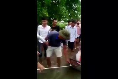 Clip cô dâu Nam Định ngồi thuyền hoa lênh đênh trên đường ngập nước